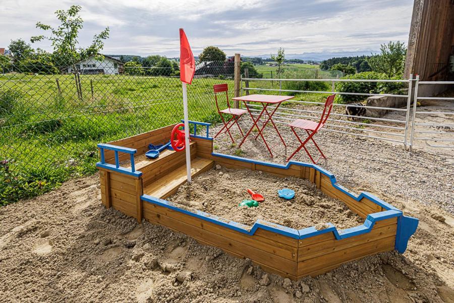 Uelis-Stoeckli-Gaestezimmer Auf Bauernhof Mit Billiard Und Alpakatrekking Meikirch Bagian luar foto